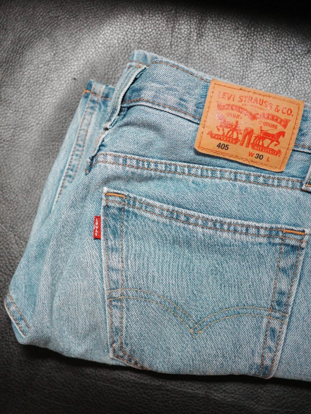 Medium wash Levi's standard 405 shorts, size 30